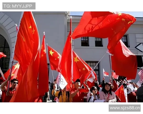 中国运动员穿国旗出征奥运,现场高唱国歌震撼人心